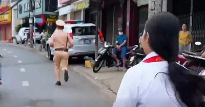 Một thí sinh đến nhầm điểm thi vào lớp 10 được CSGT kịp thời hỗ trợ