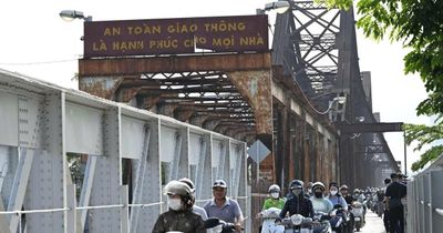 Hết cảnh người dân chen chân vượt sông vào giờ cao điểm
