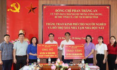 Bí thư Tỉnh ủy Phan Thăng An trao kinh phí hỗ trợ xóa nhà tạm, nhà dột nát tại 2 xã Cô Ba, Cốc Pàng.