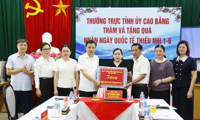 Phó Bí thư Thường trực Tỉnh ủy, Trưởng Đoàn ĐBQH tỉnh Bế Thanh Tịnh tặng quà Tết thiếu nhi tại Cơ sở giáo dục trẻ khuyết tật