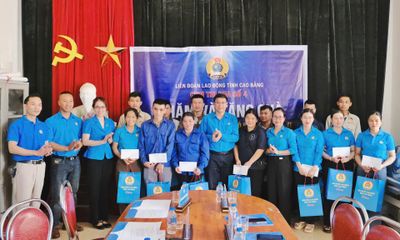 Cụm thi đua số 4 Liên đoàn Lao động tỉnh thăm, tặng quà đoàn viên, công nhân lao động khó khăn