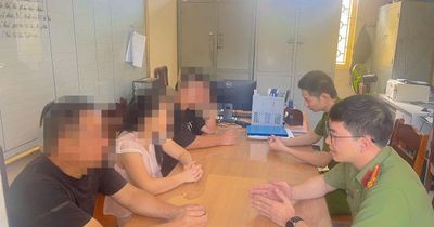 Khoảnh khắc 'căng như dây đàn' giải cứu người đàn ông định nhảy cầu vì nguyên nhân' vừa thương vừa giận'