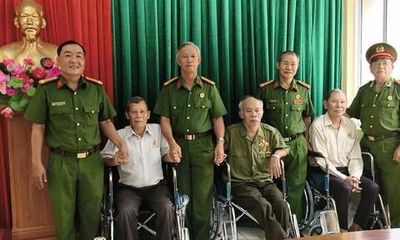 Hội Cựu Công an TPHCM tặng xe lăn cho hội viên sức khỏe yếu, đi lại khó khăn