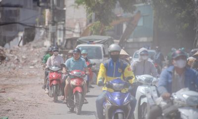 Người Hà Nội chật vật băng qua công trường bụi mù giữa nắng như thiêu