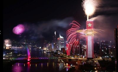 TP.HCM bắn pháo hoa nghệ thuật dịp kỷ niệm 50 năm thành phố mang tên Bác