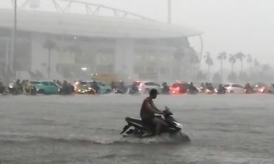 Đường quanh Mỹ Đình thành 'sông' sau trận mưa trắng trời
