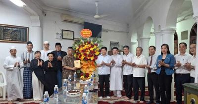 Lãnh đạo Ủy ban MTTQ Việt Nam thành phố thăm, chúc mừng Ban Quản trị Thánh đường Hồi giáo Al-Noor Hà Nội