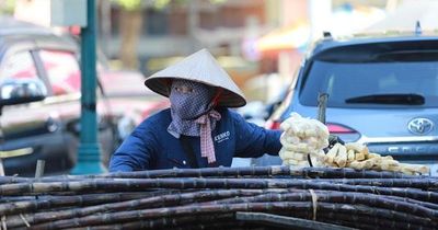 Người lao động oằn mình kiếm sống giữa nắng nóng cực điểm