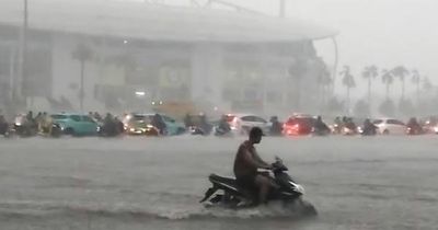 Quảng trường trước sân vận động Mỹ Đình và nhiều khu vực ở Hà Nội ngập nặng do mưa lớn