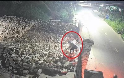 Cẩu tặc táo tợn bắt chó ngay trước mặt chủ nhà rồi lao xe đe dọa
