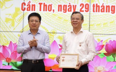 Chủ tịch TP Cần Thơ nhận kỷ niệm chương vì sự phát triển doanh nghiệp Việt Nam