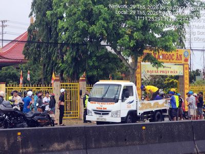 Mô tô theo đoàn gặp nạn, hai cha con thương vong