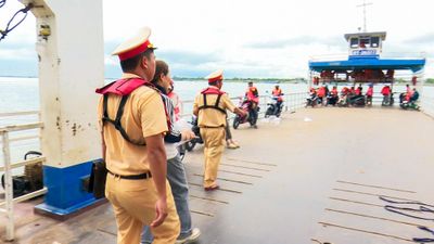 CSGT đường thủy An Giang siết chặt an toàn bến khách ngang sông