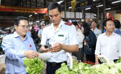 Thu giữ 15 tấn da lợn, xúc xích... không rõ nguồn gốc