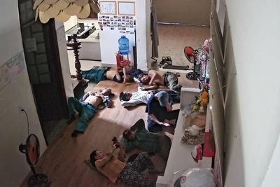 Chủ trung tâm 'năn nỉ' nhóm thợ xây vào nằm nghỉ giữa trưa 40 độ C