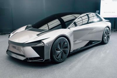 Toyota dừng phát triển sedan thuần điện Lexus thế hệ mới