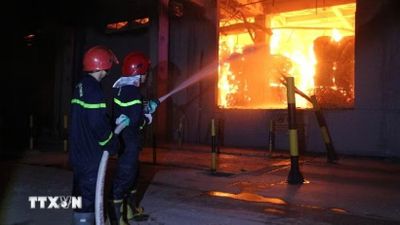 Cháy lớn tại công ty sản xuất giấy, bìa ở Hưng Yên