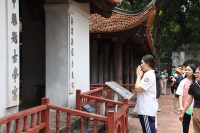 Phụ huynh và học sinh đổ về Văn Miếu cầu may trước kì thi vào lớp 10