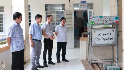 Nguyên Phó Chủ tịch Quốc hội Lê Minh Hoan thăm trường học hạnh phúc tại Tháp Mười