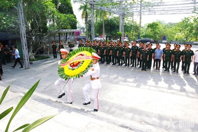 Đoàn cán bộ, giảng viên, học viên Học viện Quốc phòng dâng hương tưởng niệm các Anh hùng liệt sĩ tại tỉnh Tuyên Quang