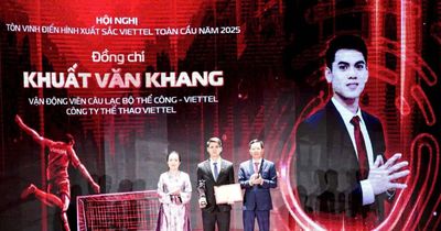 Khuất Văn Khang nhận giải thưởng đặc biệt