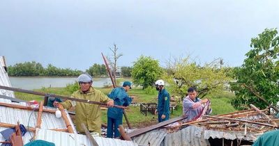 Giông lốc làm sập, tốc mái nhiều nhà dân ở U Minh