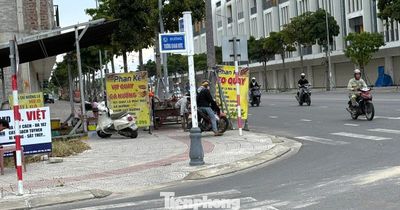 Dân vừa 'tố' bảng hiệu che khuất tầm nhìn, phường đến dẹp trong 'ba nốt nhạc'
