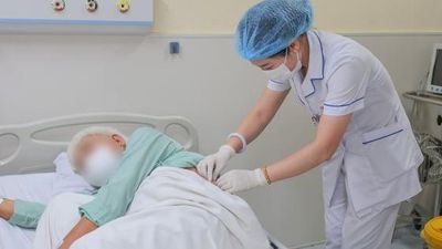 Điều trị thành công cho bệnh nhân thận 'chui lên ngực', cột sống gập cứng
