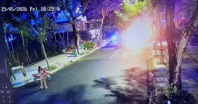 Cận cảnh vụ dùng đất cát dập lửa, cứu xe ôtô bốc cháy ngùn ngụt