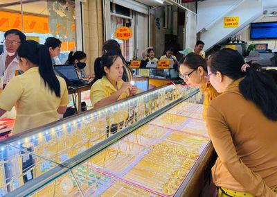 Vàng lao dốc nhiều phiên, sức mua chưa hạ nhiệt