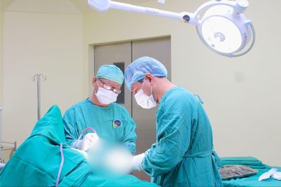 Va vào chổi quét nhà, người phụ nữ bị kẽm dài 18cm đâm xuyên ngực