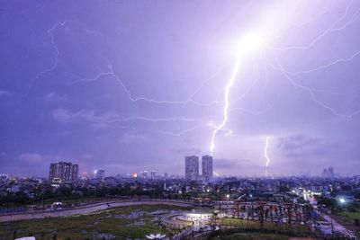Miền Bắc đón mưa dông 'giải nhiệt', cảnh báo lốc sét, mưa đá