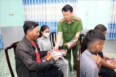 Tuyên truyền vận động người dân giao nộp vũ khí, vật liệu nổ, ngư cụ cấm