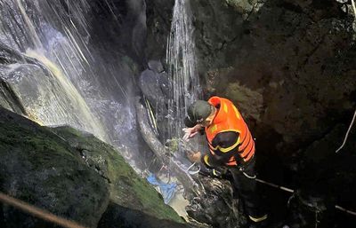 Trượt chân rơi xuống thác nước sâu 8m, nữ sinh lớp 10 tử vong thương tâm