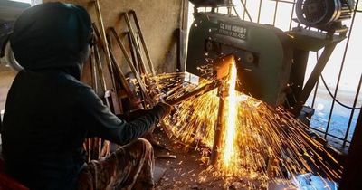Mưu sinh trong lò rèn 1.000 độ giữa đỉnh điểm nắng nóng
