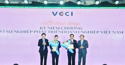 Bí thư Tỉnh ủy Vĩnh Long nhận kỷ niệm chương vì sự nghiệp phát triển doanh nghiệp
