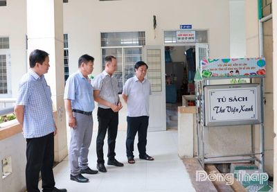 Nguyên Phó Chủ tịch Quốc hội Lê Minh Hoan thăm Trường Tiểu học Mỹ An tại xã Tháp Mười