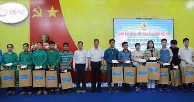 Phó Chủ tịch Tổng LĐLĐ Việt Nam Huỳnh Thanh Xuân thăm, tặng quà cho đoàn viên, người lao động
