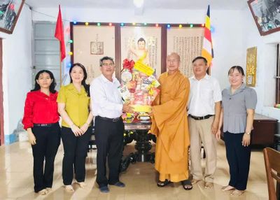 Phường Ninh Chử thăm, tặng quà các cơ sở Phật giáo