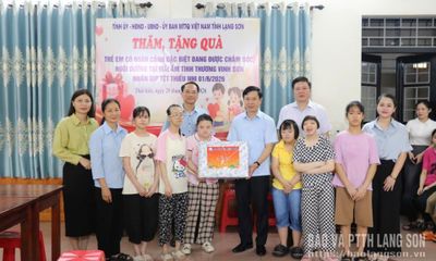 Đoàn công tác của tỉnh thăm, tặng quà trẻ em có hoàn cảnh đặc biệt tại cơ sở mái ấm tình thương Vinh Sơn
