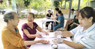 Gần 300 người cao tuổi phường Văn Phú được khám sàng lọc bệnh mạn tính miễn phí