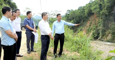 Phó Chủ tịch Thường trực UBND tỉnh Ngô Hạnh Phúc kiểm tra các dự án thủy điện tại xã Chiềng Ken