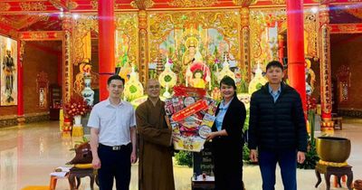 Lãnh đạo xã Tân Hà Lâm Hà thăm, chúc mừng Lễ Phật đản