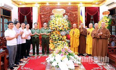 Công an tỉnh chúc mừng Giáo hội Phật giáo Việt Nam tỉnh Ninh Bình nhân dịp Đại lễ Phật đản 2026