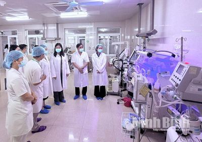 Đồng chí Phó Chủ tịch UBND tỉnh Hà Lan Anh tặng quà cho trẻ em có hoàn cảnh đặc biệt khó khăn đang điều trị tại Bệnh viện Sản - Nhi tỉnh Ninh Bình