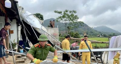 Sơn La: Công an xã Chiềng Mai giúp đỡ Nhân dân khắc phục hậu quả giông lốc xảy ra tại địa bàn