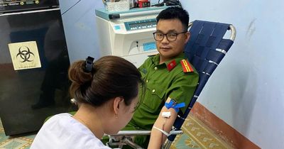 Cán bộ Công an tình nguyện hiến máu cứu giúp bệnh nhi đang cấp cứu