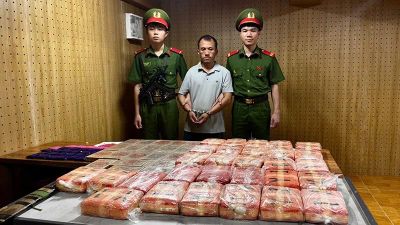 Khống chế đối tượng buôn ma túy dùng dao, súng chống trả Công an
