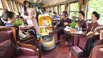 Đường sắt ra mắt toa xe chỉ huy số, robot AI phục vụ tại chỗ