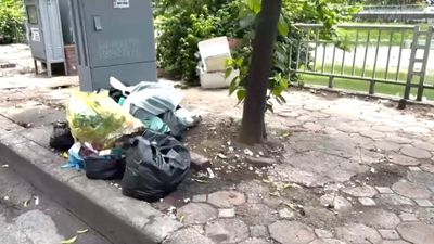 Vẫn tái diễn tình trạng vứt rác bừa bãi dọc sông Tô Lịch